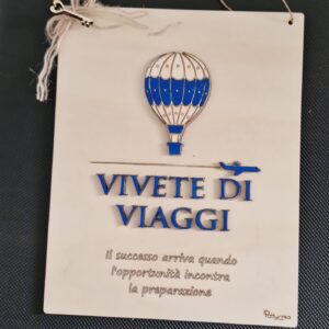 Logo in legno inciso a laser e dipinto a mano per inaugurazione vivete di viaggi  25x20cm  Pattycrea