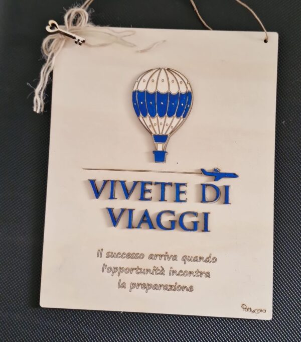 Logo in legno inciso a laser e dipinto a mano per inaugurazione vivete di viaggi  25x20cm  Pattycrea