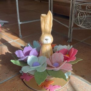 Centrotavola Coniglio ceramica grande   con fiori fatti a mano di feltro in lana colorati l.20cm Pattycrea
