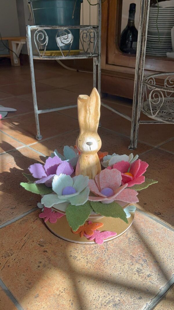 Centrotavola Coniglio ceramica grande   con fiori fatti a mano di feltro in lana colorati l.20cm Pattycrea