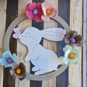 Cerchio grande dipinto a mano con coniglio  con fiori fatti a mano di feltro in lana colorati H.40cm Pattycrea