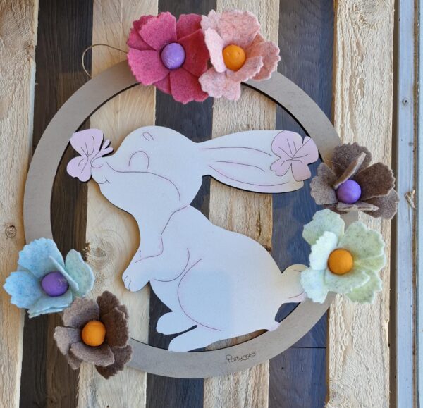 Cerchio grande dipinto a mano con coniglio  con fiori fatti a mano di feltro in lana colorati H.40cm Pattycrea