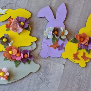 Coniglio grande dipinto a mano  con fiori fatti a mano di feltro in lana colorati H.40cm Pattycrea