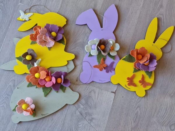 Coniglio grande dipinto a mano  con fiori fatti a mano di feltro in lana colorati H.40cm Pattycrea