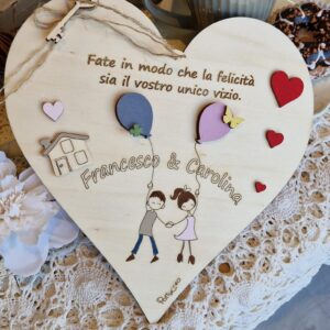 Cuore in legno con coppia innamorati e palloncini personalizzabile con nomi idea regalo San Valentino H.25cm Pattycrea