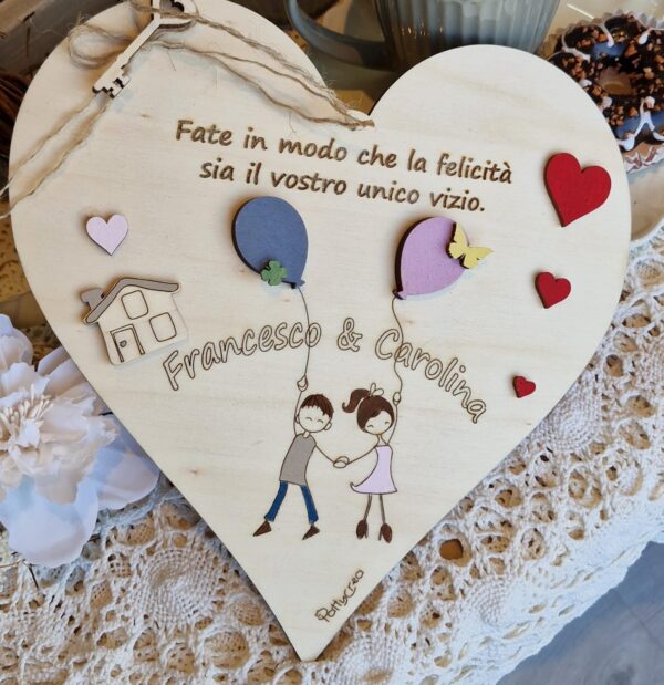 Cuore in legno con coppia innamorati e palloncini personalizzabile con nomi idea regalo San Valentino H.25cm Pattycrea