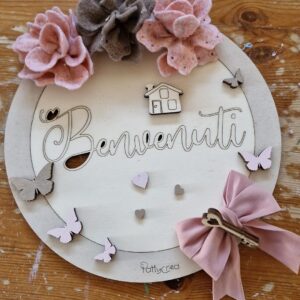 Fuoriporta in legno con scritta incisa personalizzabile benvenuti" fiori, feltro, chiave, fiocchi e farfalle  D.25cm 4695