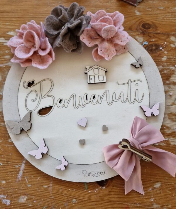 Fuoriporta in legno con scritta incisa personalizzabile benvenuti" fiori, feltro, chiave, fiocchi e farfalle  D.25cm 4695