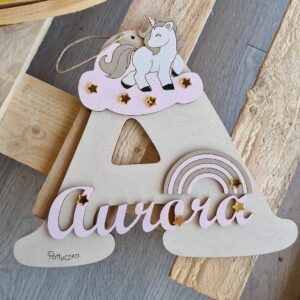 Lettera con base in legno iniziale con nome e decori incisa laser H.20cm 4493