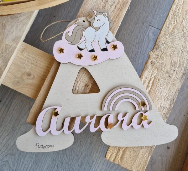 Lettera con base in legno iniziale con nome e decori incisa laser H.20cm 4493