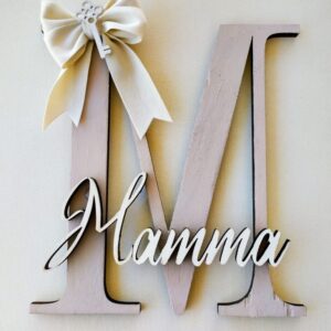 Lettera iniziale con la parola mamma applicata sopra in legno dipinto personalizzabile H.20 sp.0,6 cm 2112