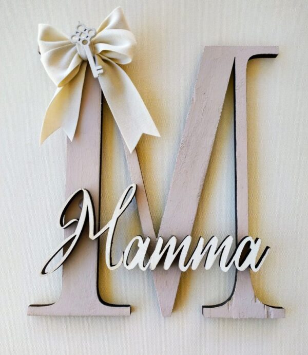 Lettera iniziale con la parola mamma applicata sopra in legno dipinto personalizzabile H.20 sp.0,6 cm 2112