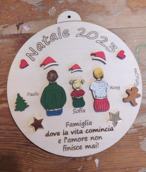 Palla Natale legno inciso laser e dipinto a mano famiglia personalizzabile D.15cm Pattycrea