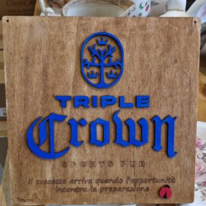 Quadrato  in legno inciso a laser logo Triple crown H.30cm con frase personalizzata Pattycrea