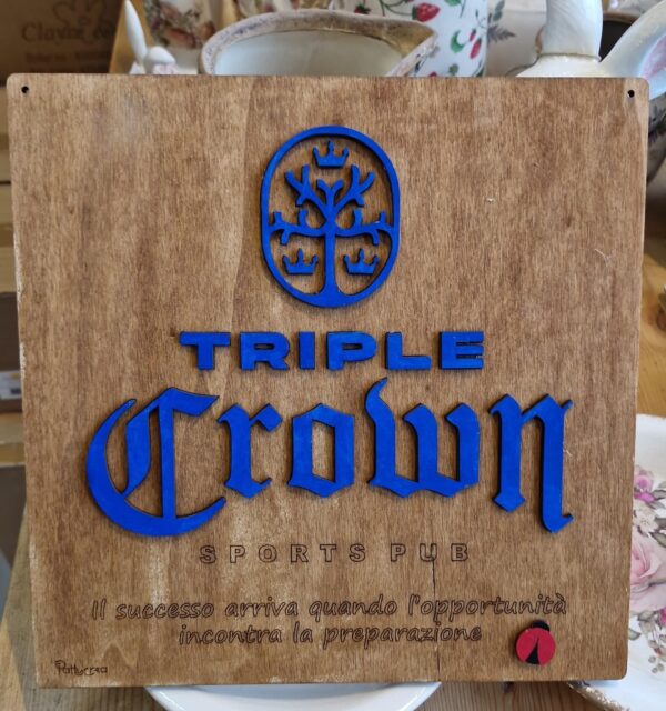 Quadrato  in legno inciso a laser logo Triple crown H.30cm con frase personalizzata Pattycrea