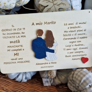 Targa anniversario con personaggi di spalle con dedica personalizzabile 28x17cm 4423