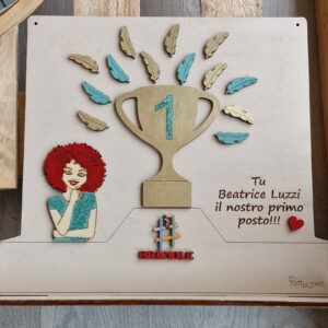Targa con base personalizabile con coppa personaggio e frase dipinta a mano 35x27cm 4699