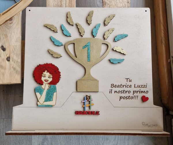 Targa con base personalizabile con coppa personaggio e frase dipinta a mano 35x27cm 4699