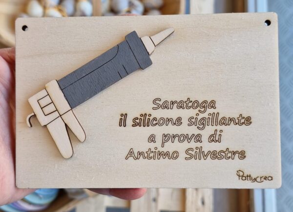 Targa con siringa silicone piu frase personalizzabile 10x15cm 4693