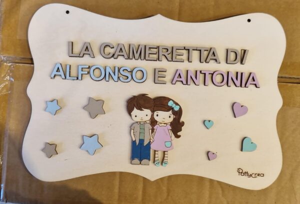 Targa fuoriporta cameretta con omini dipinti  a mano   L.25x17cm con decori Pattycrea 4676