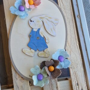 Uovo grande dipinto a mano con coniglio  con fiori fatti a mano di feltro in lana colorati H.40cm Pattycrea