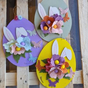 Uovo grande dipinto a mano con orecchie coniglio  con fiori fatti a mano di feltro in lana colorati H.30cm Pattycrea