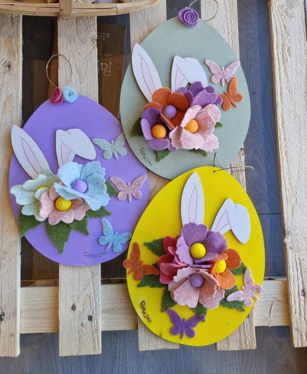 Uovo grande dipinto a mano con orecchie coniglio  con fiori fatti a mano di feltro in lana colorati H.30cm Pattycrea
