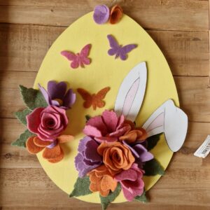 Uovo grande dipinto a mano con orecchie coniglio  con fiori fatti a mano di feltro in lana colorati H.35cm Pattycrea