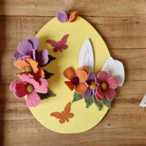 Uovo grande dipinto a mano con orecchie coniglio  con fiori fatti a mano di feltro in lana colorati H.40cm Pattycrea