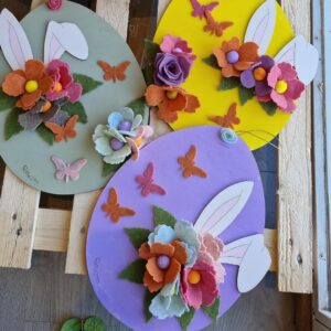 Uovo grande dipinto a mano con orecchie coniglio  con fiori fatti a mano di feltro in lana colorati H.40cm Pattycrea