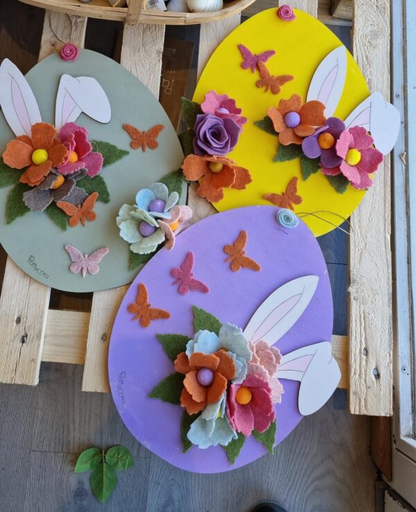 Uovo grande dipinto a mano con orecchie coniglio  con fiori fatti a mano di feltro in lana colorati H.40cm Pattycrea