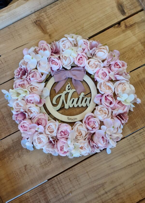 Ghirlanda doppio cerchio nascita rose ortensie scritta e nata fiori 25cm pattycrea 4831