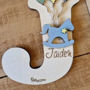 Lettera in legno con nome inciso  e decori cavallo e palloncini dipinti a mano laser H.13cm 4800 patty crea