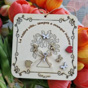 Mattonella in legno con albero piu frase incisa a laser farfalle casa dipinto a mano H.11cm 4793 Pattycrea