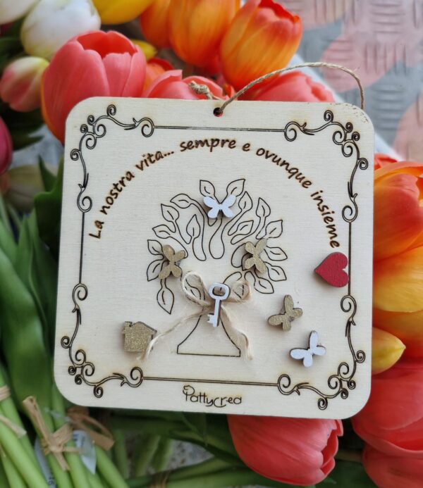 Mattonella in legno con albero piu frase incisa a laser farfalle casa dipinto a mano H.11cm 4793 Pattycrea