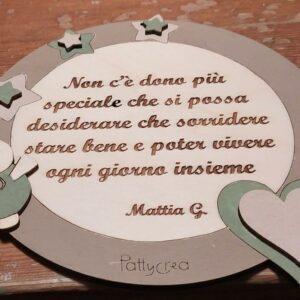 Addobbo in legno Idea Regalo cerchio con frase ed elefantino inciso e dipinto a mano
D.20cm bomboniera Pattycrea 3121