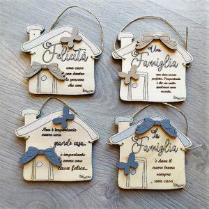 Casetta in legno con frase incisa H.15cm 2861