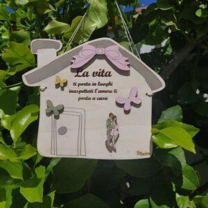 Casetta in legno con frase incisa personaliabile personaggi a rilievo e in dolce attesa H.20cm 2882
