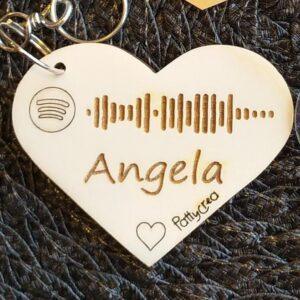 Portachiavi in legno forma cuore con nome e codec Spotify inciso L.8 cm idea regalo San Valentino Pattycrea