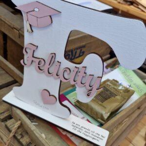 Lettera con base in legno iniziale con nome e decori laurea incisa laser H.20cm