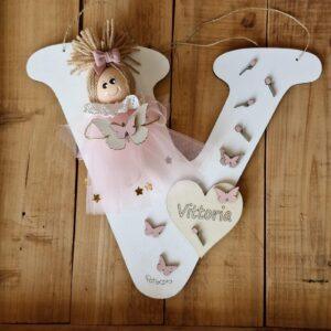 Lettera legno con bambola in tulle nome inciso laser dipinta mano con farfalle e tulipani H.25cm Pattycrea 4795